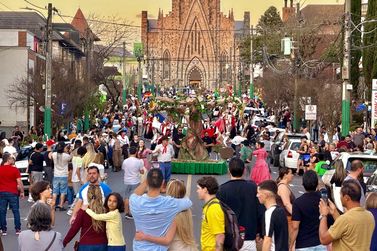 Desfile Ra&iacute;zes da Terra valoriza hist&oacute;ria da origem de Canela e contagia p&uacute;blico