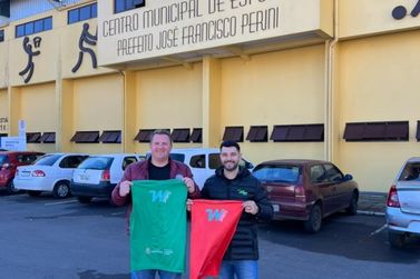 Empresa Wilma Confec&ccedil;&otilde;es entrega doa&ccedil;&atilde;o de coletes para projetos esportivos de Gramado