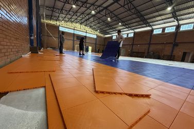 Gin&aacute;sio Carlinhos da Vila recebe novo piso para qualificar eventos esportivos em Canela