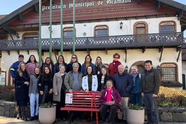 Gramado recebe novos Bancos Vermelhos como marco de combate &agrave; viol&ecirc;ncia contra a mulher