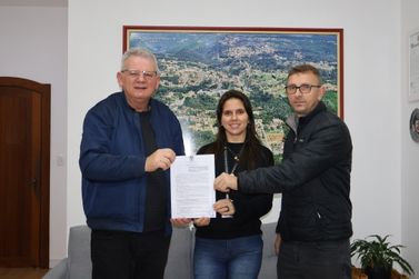 Nova Petr&oacute;polis firma termo de fomento de R$ 75 mil para o setor agr&iacute;cola do Pinhal Alto