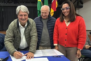 Prefeito Nestor Tissot assina contrato para a reconstru&ccedil;&atilde;o do bairro Piratini &lsquo;Norte&rsquo;