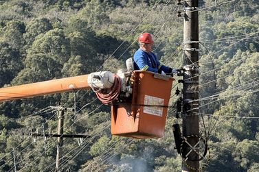 Secretaria de Obras inicia substitui&ccedil;&atilde;o de l&acirc;mpadas antigas por LED nos bairros de Gramado