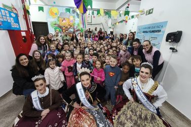 Soberanas convidam alunos de Nova Petr&oacute;polis para o 53&ordm; Festival Internacional de Folclore