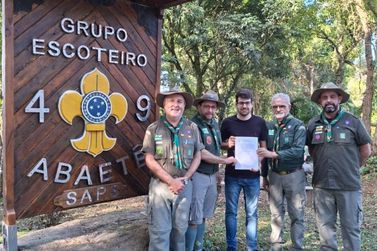 Vereador de Canela entrega Emenda Impositiva de R$ 30 mil ao Grupo Escoteiro Abaet&ecirc;
