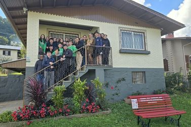 Agosto Lil&aacute;s promove di&aacute;logo sobre viol&ecirc;ncia dom&eacute;stica com adolescentes em Gramado