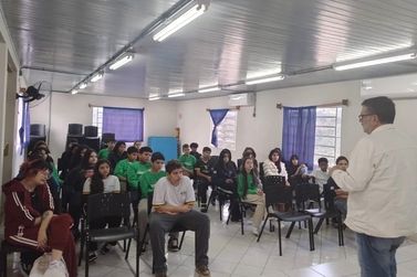 Alunos gramadenses participam de palestra sobre preven&ccedil;&atilde;o ao uso de drogas e &aacute;lcool