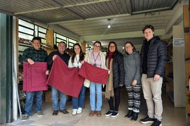 Em a&ccedil;&atilde;o integrada, Assist&ecirc;ncia Social repassa mantas para o Canil Municipal de Gramado