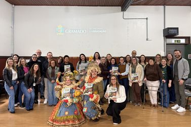 Gramadotur entrega &ldquo;Gibiz&atilde;o Turminha da Col&ocirc;nia&rdquo; aos gestores da rede municipal de ensino