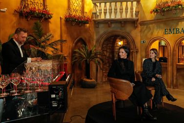 Maria Fernanda C&acirc;ndido e Selton Mello vivenciam arte milenar na Cristais Gramado