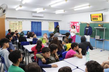 Projeto &ldquo;Vozes em Rima&rdquo; incentiva leitura e arte na Escola Dante Bertoluci, em Canela