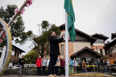 Cerim&ocirc;nia de hasteamento das bandeiras d&aacute; in&iacute;cio &agrave; Semana da P&aacute;tria em Canela