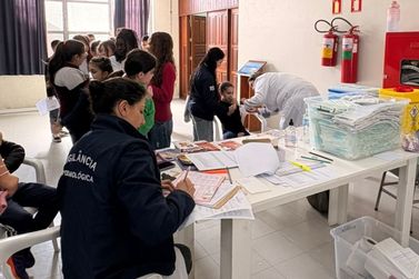 Dia D de Vacina&ccedil;&atilde;o no Col&eacute;gio Santos Dumont atende mais de 600 alunos em Gramado