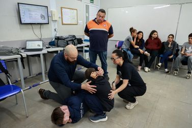 Agentes Mirins da Defesa Civil de Canela recebem curso de primeiros socorros