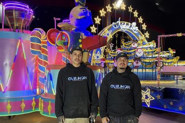 Artistas e artes&atilde;os d&atilde;o vida &agrave; cenografia do Grande Desfile de Natal em Gramado