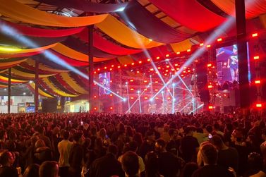 Oktoberfest Hort&ecirc;nsias encerra nesta sexta-feira (2) com tr&ecirc;s shows nacionais em Gramado