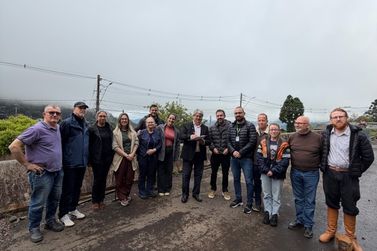 Prefeito de Gramado assina contrato para retomada das obras no bairro Tr&ecirc;s Pinheiros
