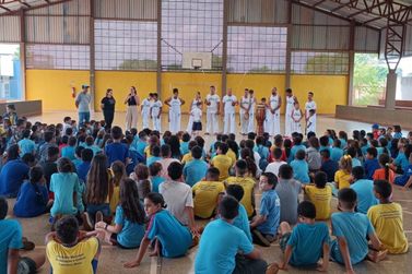 Grupo de capoeira de Guaíra se apresenta em escola de Francisco Alves