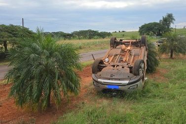 Capotamento na PR-496 deixa uma mulher ferida em Terra Roxa, Paraná