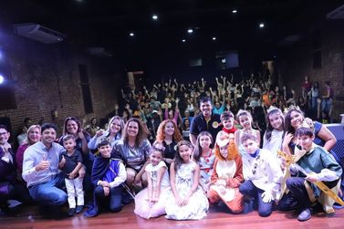 Espectatulo teatral ''Crônicas de Nárnia'' cativa a comunidade de Guaíra