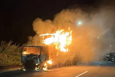 Vídeo: Caminhão carregado de madeira pega fogo e interdita BR-376,em Guaratuba