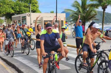 Moradores e turistas participam de passeio ciclístico na Praia Central