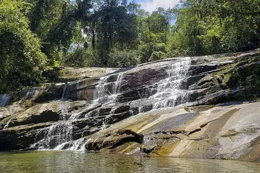 Salto Parati oferece cachoeira, trilha e lindas paisagens 