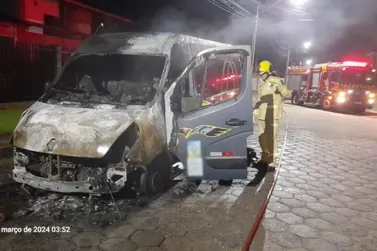 Dono de van incendiada em Guaratuba cria campanha online para angariar fundos