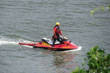 Bombeiros seguem com buscas de pai e filho desaparecidos em rio após barco virar