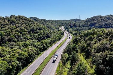 Feriad&atilde;o teve fluxo intenso nas rodovias de acesso ao Litoral
