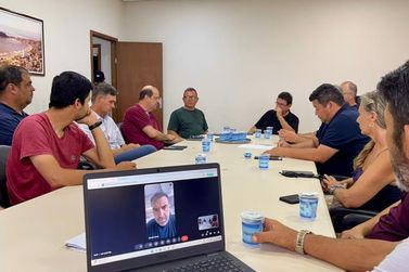 Autoridades cobram solu&ccedil;&otilde;es da Sanepar e &aacute;gua deve voltar na madrugada