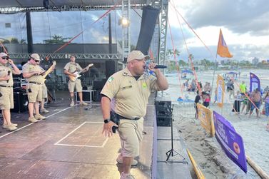 Banda da PM anima turistas com apresenta&ccedil;&atilde;o no Palco Sunset em Guaratuba