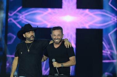 Cantor viraliza com "medo" de show vazio em Guaratuba e canta com Edson & Hudson