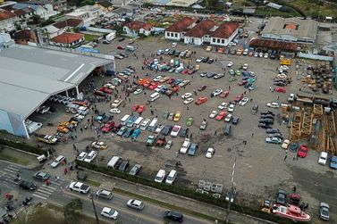 Passeio de carros antigos pela Ponte de Guaratuba re&uacute;ne mais de 600 ve&iacute;culos