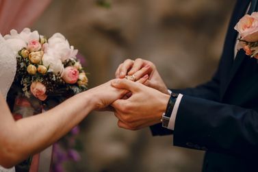 Casamento coletivo oficializa uni&atilde;o de dez casais de Guaratuba