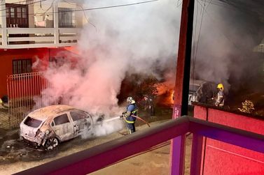 Dois carros s&atilde;o atingidos por inc&ecirc;ndio na madrugada em Guaratuba