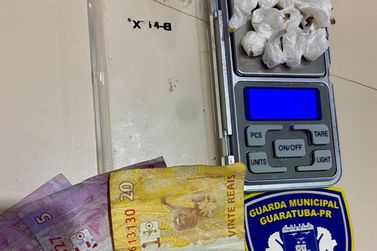 Jovem &eacute; presa por tr&aacute;fico de drogas no bairro Cohapar