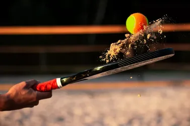 Moradores de Guaratuba ganham aulas gratuitas de beach tennis