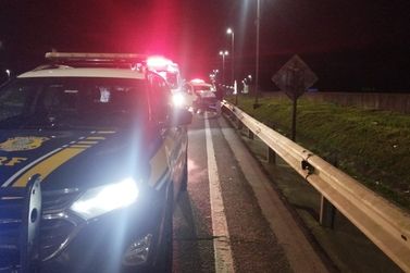 Motorista morre ap&oacute;s carro bater na traseira de caminh&atilde;o