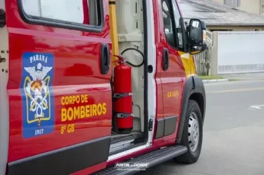 Adolescentes ficam feridas ap&oacute;s colis&atilde;o de moto el&eacute;trica e carro