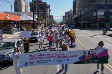 Caminhada em Guaratuba alerta para o combate ao feminic&iacute;dio