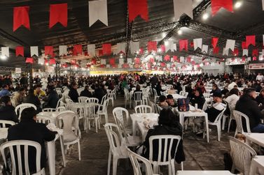 Festa do Divino de Guaratuba atrai turistas em dia  'Especial Melhor Idade' nesta segunda