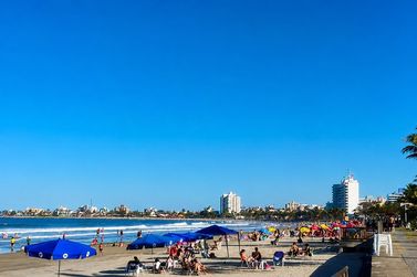 Inverno com cara de ver&atilde;o lota a Praia Central em Guaratuba