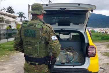 Pol&iacute;cia Ambiental apreende rede de pesca irregular na Praia de Caieiras