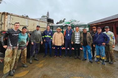 Produtores rurais afetados por enchentes recebem insumos da Prefeitura