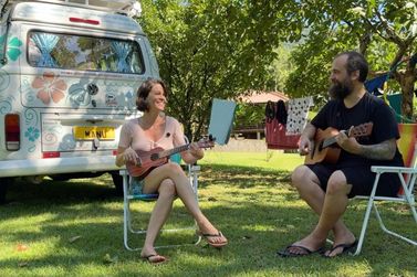 Casal viaja o Brasil de Kombi e grava s&eacute;rie em Guaratuba