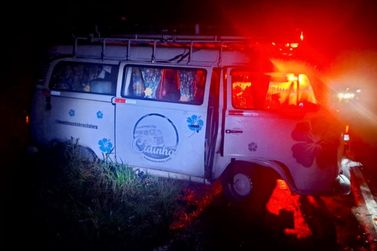 Acidente com 2 ve&iacute;culos fere 6 e causa fila na PR-412