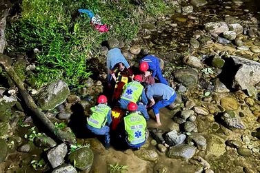Jovem cai de ponte de 4 metros e &eacute; resgatado no Rio do Melo