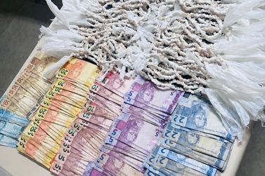 Opera&ccedil;&atilde;o acha drogas em cano de PVC e prende um em Guaratuba