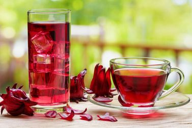 Chá de hibisco tem flavonóides e ajuda a diminuir a gordura abdominal